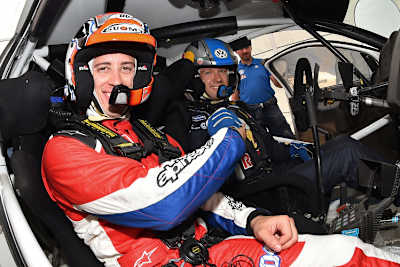 MotoGP-Star Andrea Dovizioso als Beifahrer von Sébastien Ogier im VW Polo R WRC