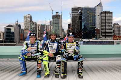 Jason Doyle, Chris Holder und Troy Batchelor (v.l.) vor der Skyline Melbourne