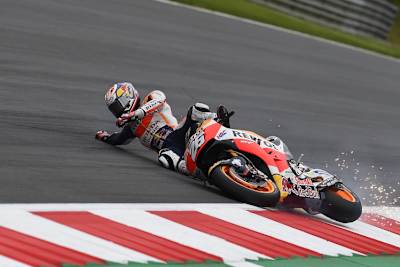 Die erste Sturzphase: Dani Pedrosa verliert die Kontrolle über seine Honda