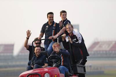 Gute Stimmung: Jörg Bergmeister nimmt beim Track-Walk das Aston-Martin-Taxi