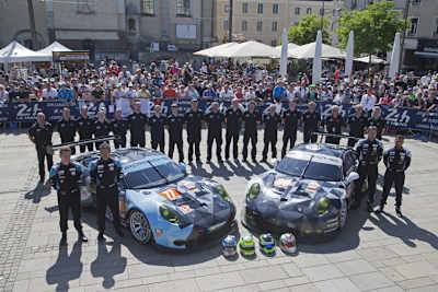 Dempsey und die Proton-Mannschaft bei der technischen Abnahme in Le Mans