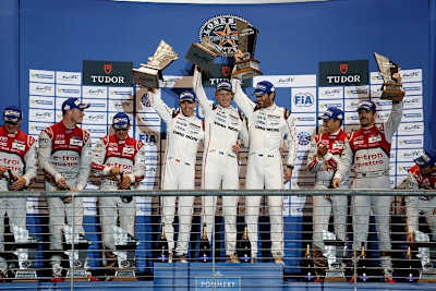 Stahlende Sieger in Austin: In der Mitte die Porsche-Fahrer Timo Bernhard, Brendon Hartley und Mark Webber (v.li.)
