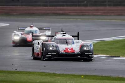 Porsche 919 Hybrid (vorne) und Toyota TS050 Hybrid kämpfen in Silverstone um den Sieg