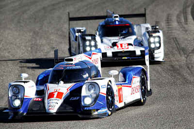 Der neue Toyota vor dem neuen Porsche beim Test in Frankreich