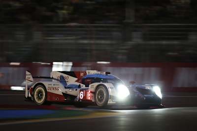 In Führung bei den 24 Stunden von Le Mans: Der Toyota TS050 Hybrid von Stéphane Sarrazin, Mike Conway und Kamui Kobayashi