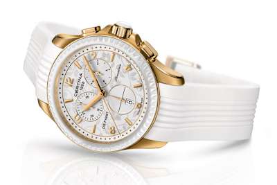 Die sanft geschwungene Keramiklünette und das edle Zifferblatt vereinen Form und Funktion in purer Schönheit