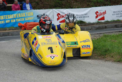 Seitenwagen-Legende Rolf Biland kommt mit seinem Original-Beifahrer Kurt Waltisperg