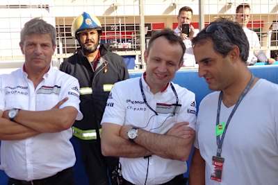 Juan Pablo Montoya (re.) mit Alex Hitzinger (M.) und Fritz Enzinger (li.) auf dem Grid in Bahrain 