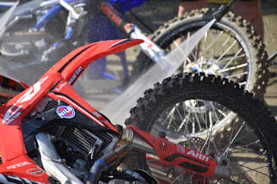 Das Putzen des MX-Bikes fällt auch beim größten Motorrad-Liebhaber nicht in die Kategorie Grundbedürfnisse