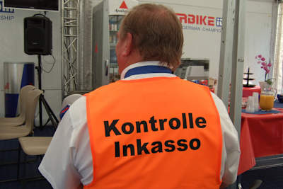 Bert Poensgen hatte sich fürs Rennen eine passende Garderobe fertigen lassen