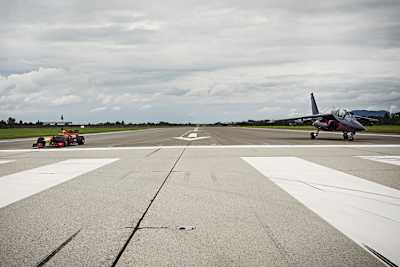 Alpha Jet gegen Formel 1 – wer ist schneller?