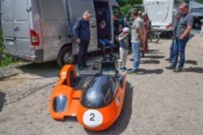 Martin Wimmer (hinten links) und Rolf Steinhausen mit dem Fath-Gespann