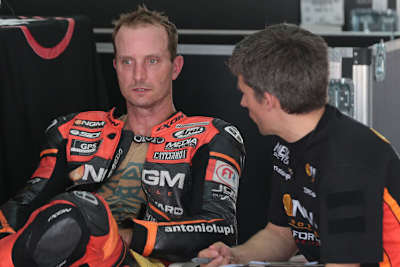 Frustriert: Colin Edwards in der Box des Forward-Teams mit Data-Recording-Techniker Tex Geissler