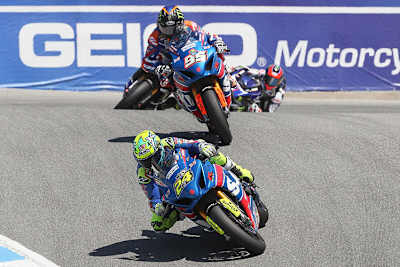 Toni Elias (im Bild vor Roger Hayden) darf wieder MotoGP-Luft schnuppern