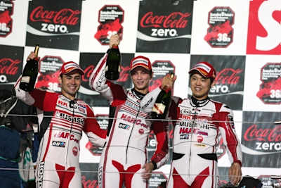 Leon Haslam und Michael van der Mark (v.l.) gewannen 2013