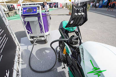 So demonstriert Enel im Paddock saubere Energie in der MotoE. Die Wirklichkeit sah anders aus.