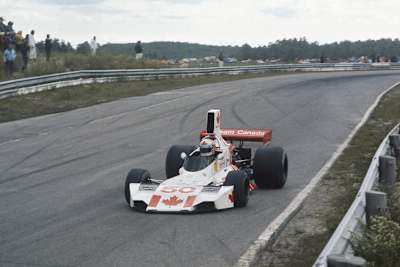 Wer ist hier an der Arbeit? Wo sind wir? Und wann ist das Bild entstanden?