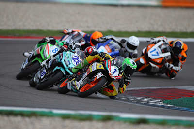 Hier im Rennen 1 in Assen führte Toni Erhard noch die 300er-Meute an