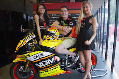 Aleix Espargaró im Design für den Heim-GP