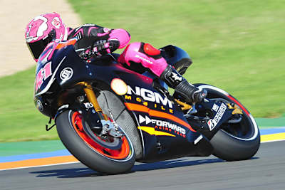 Aleix Espargaró rückte erstmals mit der Forward-Yamaha aus; über die Farbgestaltung des Leders kann man geteilter Meinung sien...