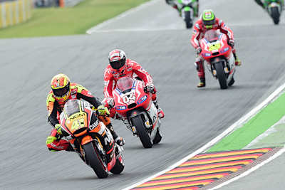 Dovizioso hinter Aleix Espargaró