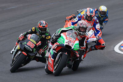 Harte Fights: Aleix Espargaró (51) vor Syahrin (55), Petrucci und Tom Lüthi