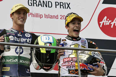 Sie fahren seit Kindsbeinen gegeneinander: Pol Espargaró und Marc Márquez (re.), hier nach dem entschiedenen Titelduell in der Moto2-WM 2012