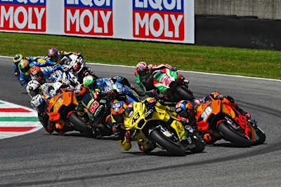 Spannende Fights in der Anfangsphase: Pol Espargaró (44), Syahrin (55), Miller (43), Smith (38), hinten Aleix Espargaró (41)