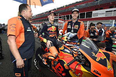 Pol Espargaró mit Crew-Chief Paul Trevathan (links)