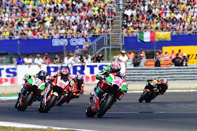 Im Rennen: Aleix Espargaró (41) vor Nakagami (30) und Redding (45)