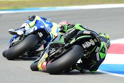 Assen-GP 2015: Tech3-Yamaha-Pilot Pol Espargaró fährt im Training hinter Bruder Aleix (auf Suzuki)