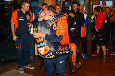 Die Feier nach Platz 3 in Valencia: Pol Espargaró mit Crew-Chief Paul Trevathan