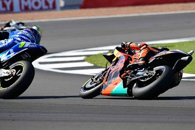 Gefährliches Manöver in der Zielkurve: Pol Espargaró musste wegen Guintoli das Gas zudrehen 