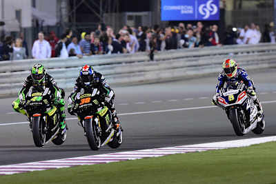 Pol Espargaró (44) und Bradley Smith (38) stritten in Katar um Platz 7, dahinter Barbera 