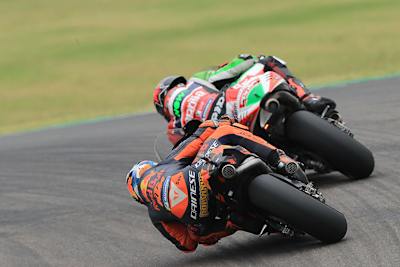 KTM-Pilot Pol Espargaró hinter Scott Redding