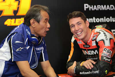 Aleix Espargaró mit Yamaha-Techniker Nakajima