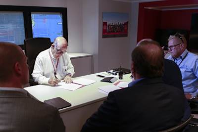 Dorna-CEO Carmelo Ezpeleta einigte sich mit der finnischen Delegation auf einen Finnland-GP 2018