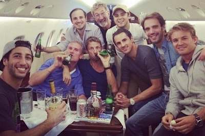 Die illustre Reisegruppe im Privatjet