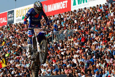 Roman Febvre wird vor der beeindruckenden Zuschauerkulisse von Assen MXGP-Weltmeister