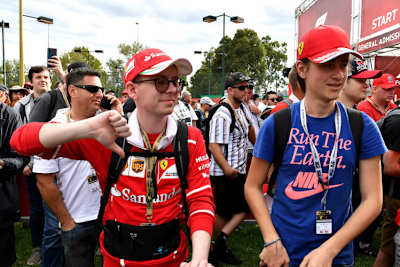 Lewis Hamilton gibt im Autodrom von Sotschi Autogramme