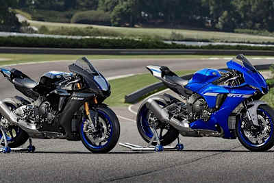Am originellsten sind die blauen Röllchen an den Racing-Ständern: Das Blau der Yamaha R1 (rechts) heisst nun Icon Blue, die Farbgebung der R1M Icon Performance 