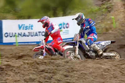 Romain Febvre (461) geht an seinem Landsmann Gautier Paulin (21) vorbei