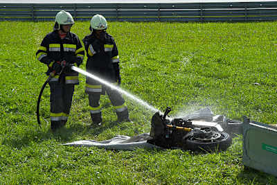 Das verschmorte Motorrad von Niki Tuuli bekam eine ordentliche Abkühlung