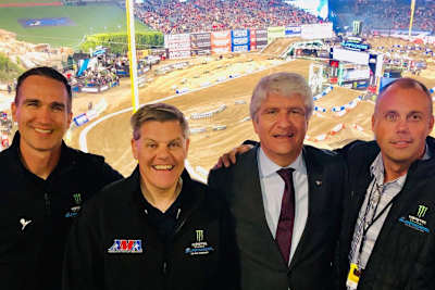 David Prater vom Serienvermarkter Feld Entertainment, AMA-Präsident Rob Dingman, FIM-Präsident Jorge Viegas und Todd Jen (Feld Entertainment) in Anaheim (v.l.n.r.)