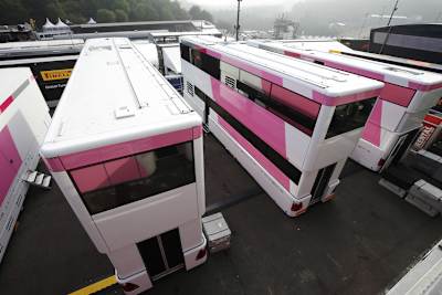 Die Renntransporter im Fahrerlager von Spa-Francorchamps