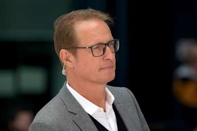 Formel-1-Moderator Florian König stattet dem Hangar-7 einen Besuch ab