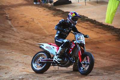 Zaghafte Fahrweise: Jonas Folger auf der 450er-Honda