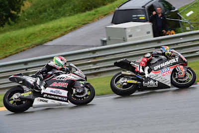 Letzte Runde, letzte Kurve: Jonas Folger liegt noch vor Sieger Johann Zarco