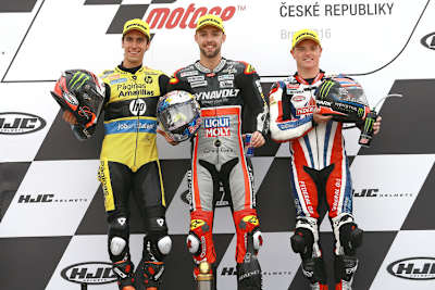 Jonas Folger auf dem Podest neben Rins und Lowes