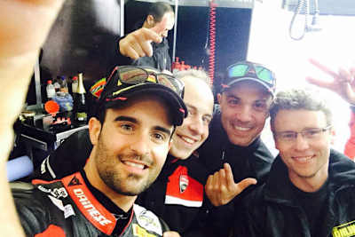 Javier Fores (li.) mit Dario Giuseppetti und Fahrwerksmann Steve Jenkner